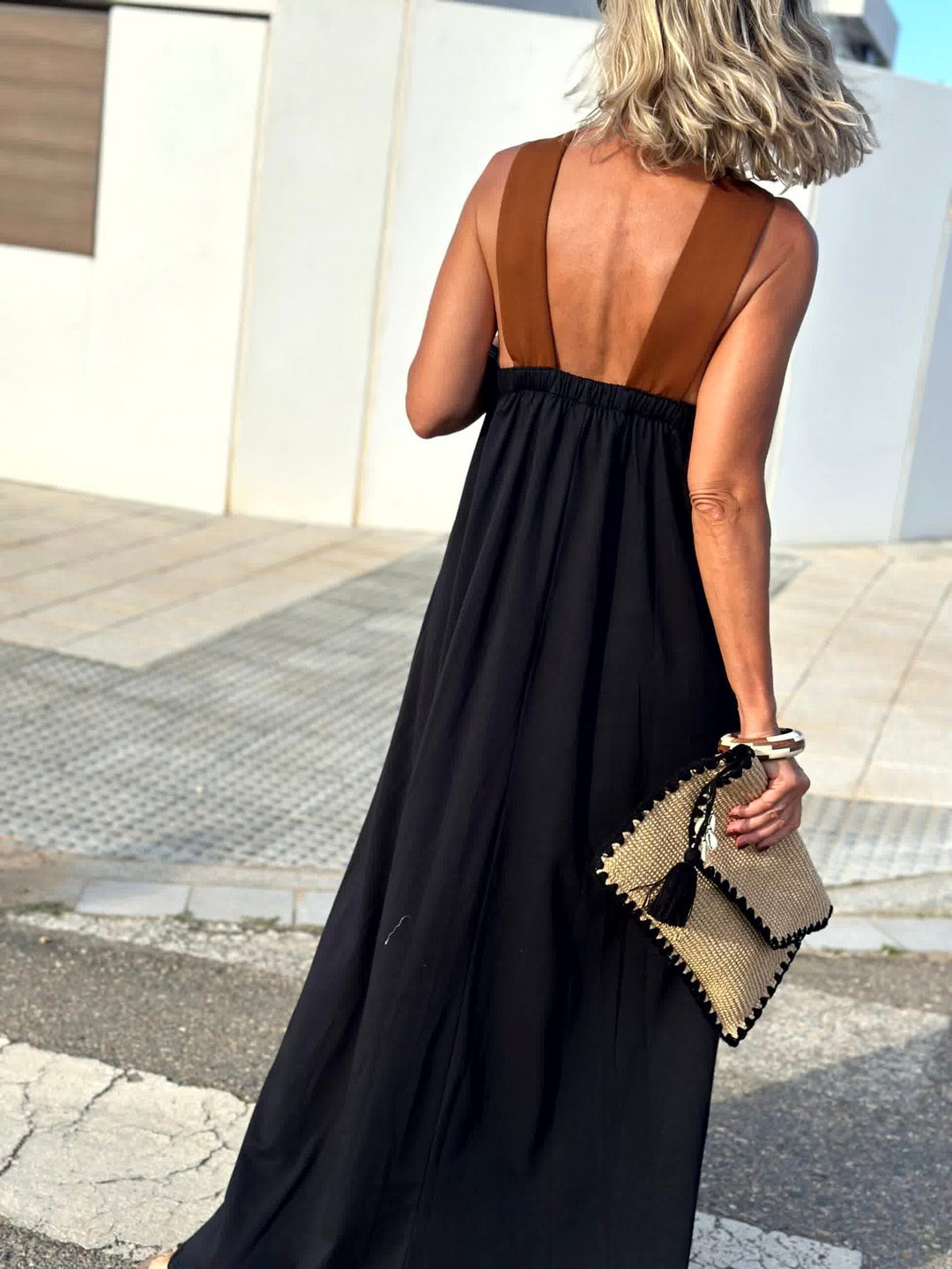 Sienna – Elegancka Sukienka z Odkrytymi Plecami