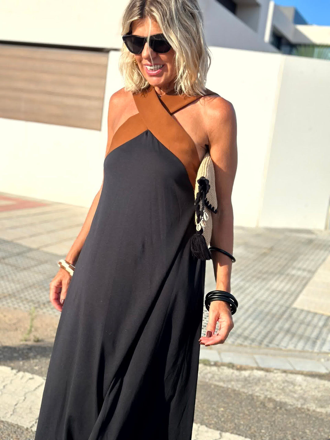 Sienna – Elegancka Sukienka z Odkrytymi Plecami