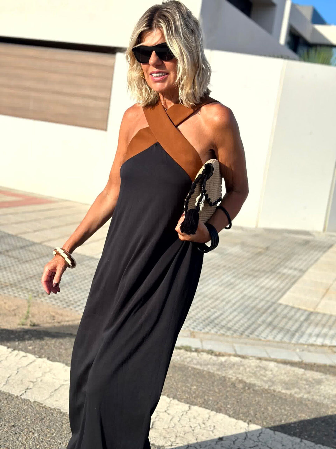 Sienna – Elegancka Sukienka z Odkrytymi Plecami